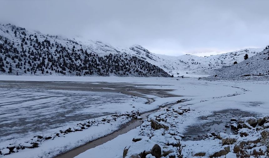 Antalya'nın yüksek kesimleri beyaza büründü