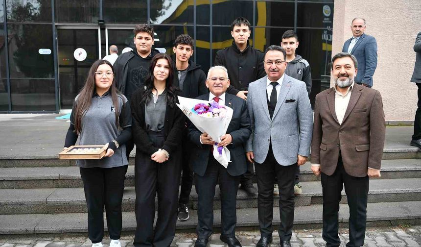 Başkan Büyükkılıç Gençlerle Buluştu