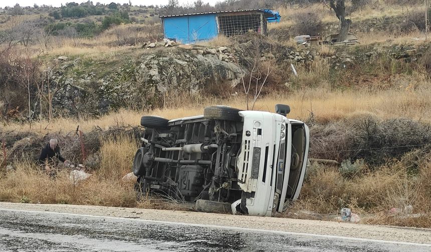Burdur'da minibüsün şarampole devrildiği kazada sürücü yaralandı