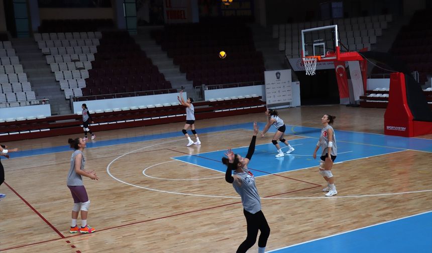 Depremde 8 sporcusunu kaybeden kadın voleybol takımı 2. Lig'de zirveye oynuyor