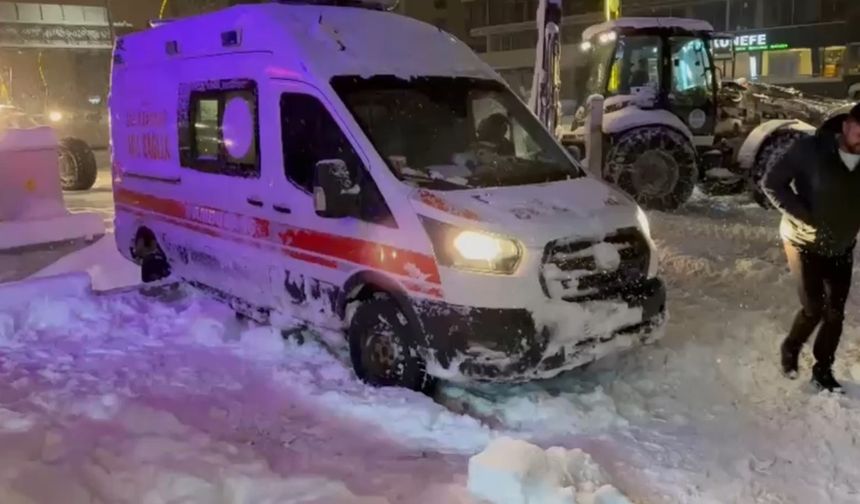 Hakkari’de Ambulansa Kar Engeli