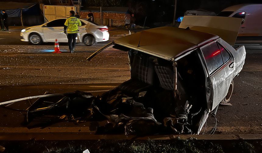Hatay'da tırla çarpışması sonucu ikiye ayrılan otomobilin sürücüsü yaralandı