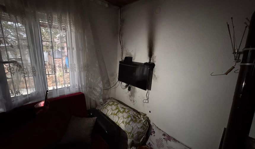 Karamanlı'da bir eve yıldırım düştü