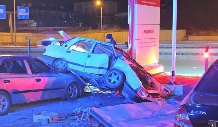 Kontrolden Çıkan Otomobil 3 Araca Çarptı!