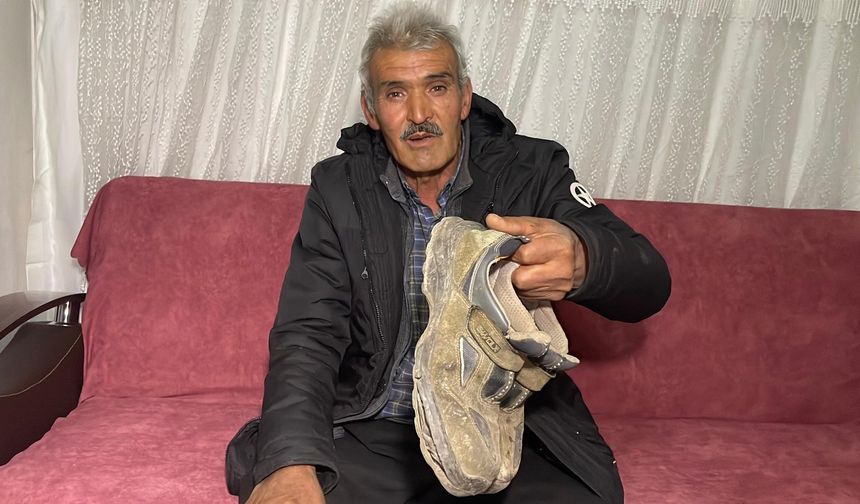 Mersin'de bir çiftçinin çamurlu ayakkabısını çıkararak markete girmesi kameraya yansıdı