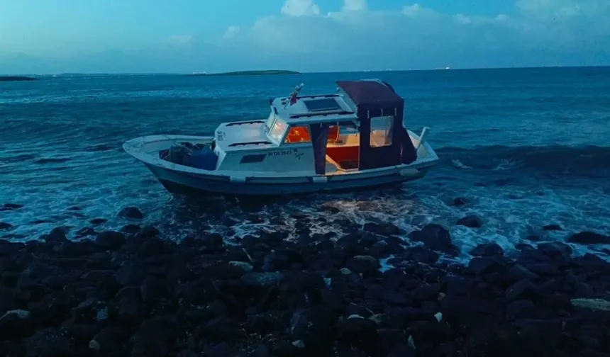 Bozcaada Açıklarında Tekne Karaya Oturdu!