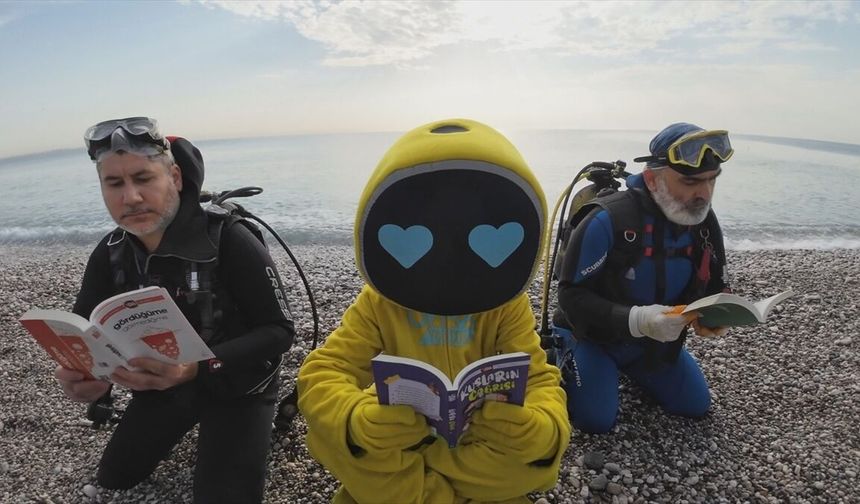 Antalya'da dalgıçlar su altında kitap okudu