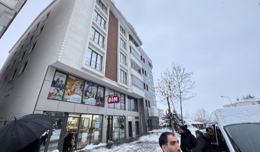 Bingöl'de üzerine buzla karışık kar kütlesi düşen kadın hayatını kaybetti