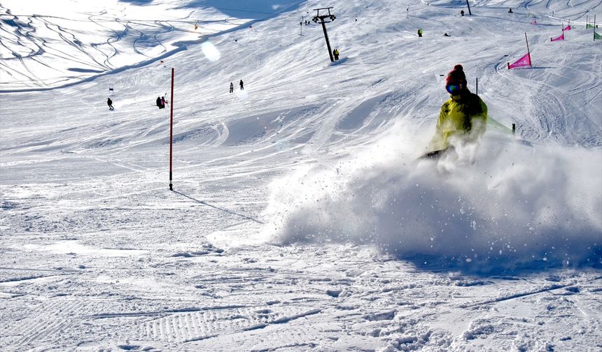 Bitlis'te 'Snowboard, Alp Disiplini ve Kuzey Disiplini İl Birinciliği Yarışmaları' yapıldı