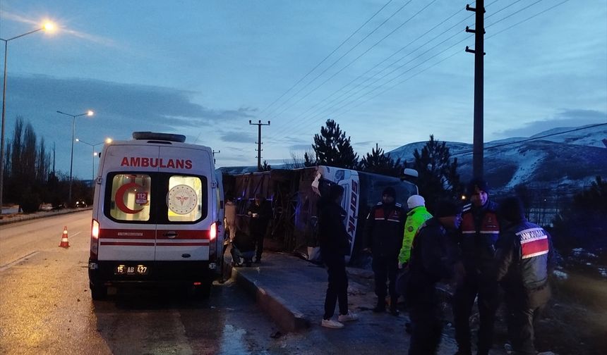 Burdur'da yolcu otobüsünün devrilmesi sonucu 12 kişi yaralandı