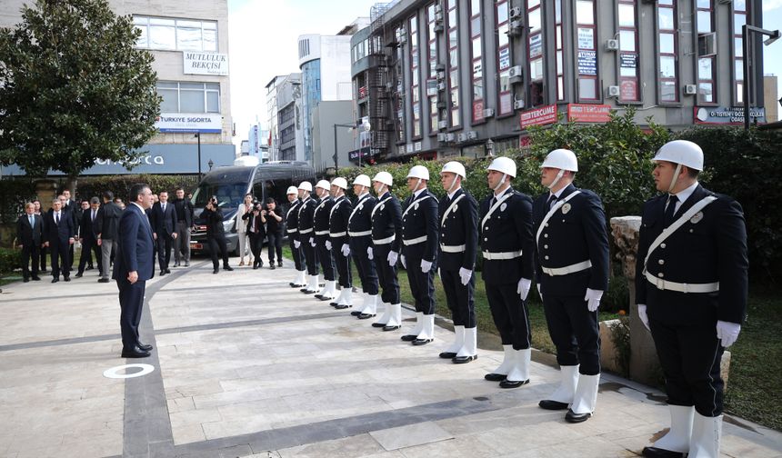 Cumhurbaşkanı Yardımcısı Yılmaz, Antalya'da olumsuz hava koşullarından etkilenen sera çiftçilerini ziyaret etti