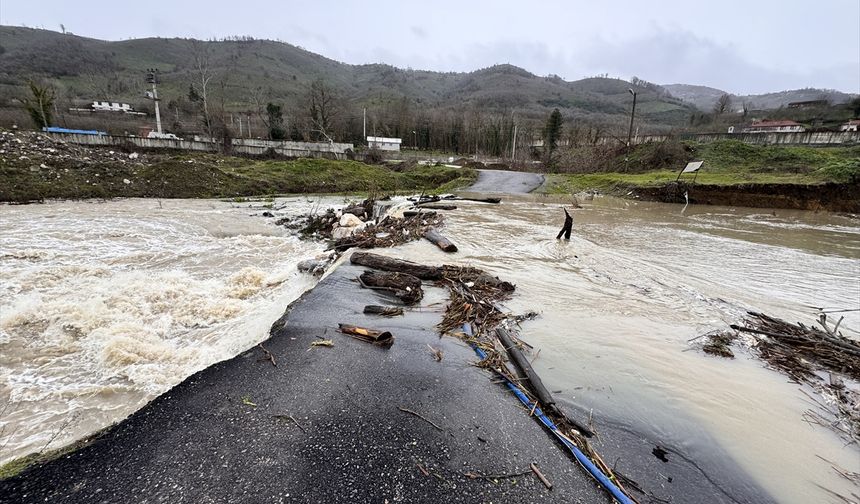Düzce'de sağanakla su seviyesi yükselen çay köy yolunu ulaşıma kapadı