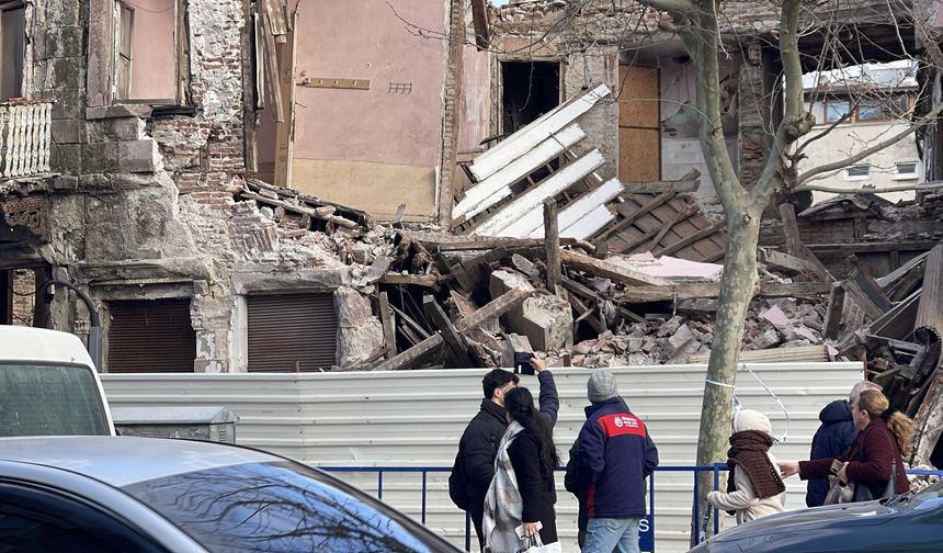Edremit'te etkili olan sert rüzgar, tarihi binada ciddi hasara sebep oldu