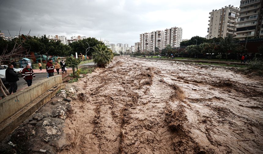 GÜNCELLEME 2 - Mersin'de kuvvetli yağış hayatı olumsuz etkiliyor