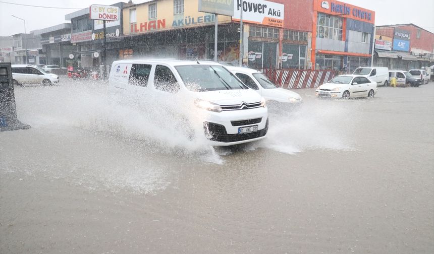 GÜNCELLEME - Adana'da sağanak hayatı olumsuz etkiledi