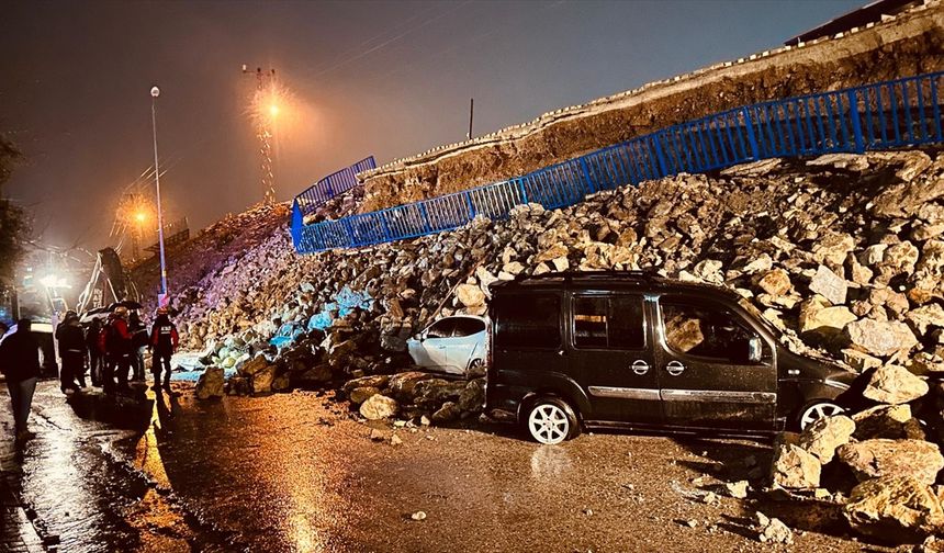 Hatay'da istinat duvarının çökmesi 6 araçta hasara yol açtı