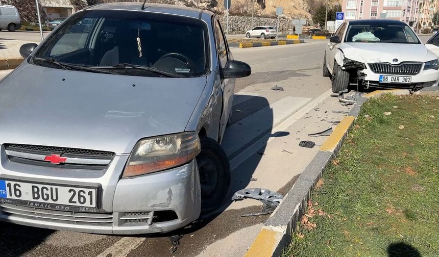 Isparta'da iki otomobilin çarpışması sonucu 3 kişi yaralandı