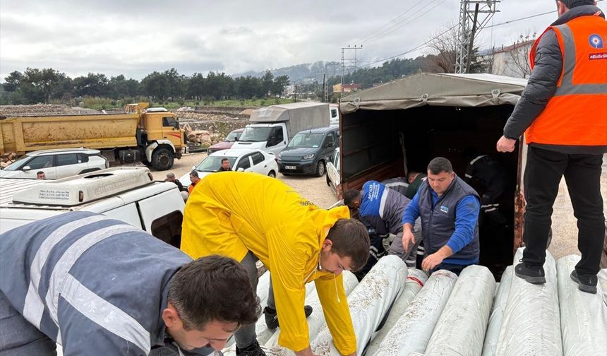 Kumluca'da hortumdan etkilenen çiftçilere plastik sera örtüsü desteği