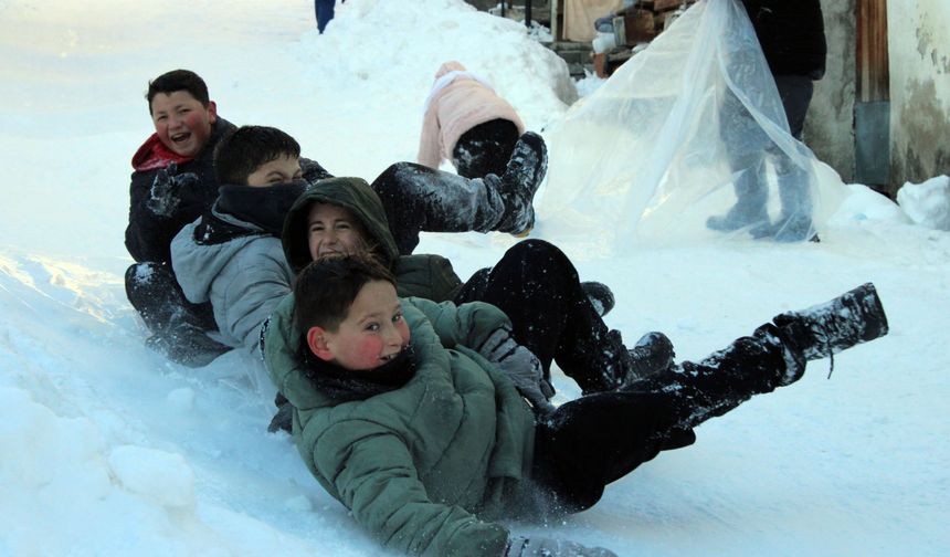 Mahalle yolunu kızak pistine çeviren çocuklar karın tadını çıkardı