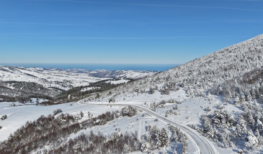 Samsun'da karla kaplanan 1650 rakımlı Dürtmen Dağı dronla görüntülendi
