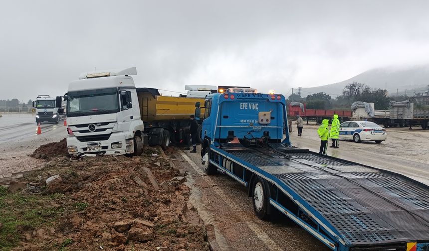 Silifke'de refüje çıkan tırda maddi hasar oluştu