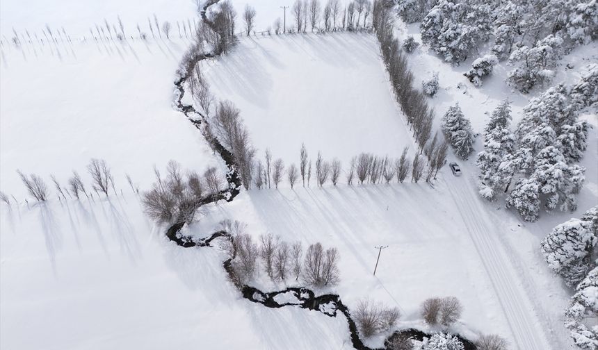 Yozgat'ta kar güzelliği eklenen menderesler havadan görüntülendi