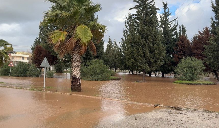 Toprakkale’de Sağanak Hayatı Felç Etti