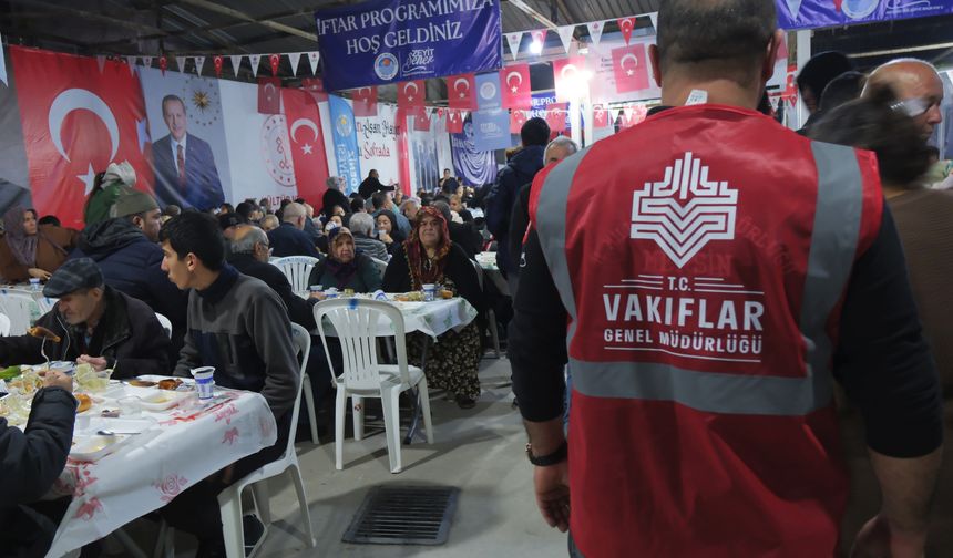 Adana Vakıflar Bölge Müdürlüğü Mersin'de iftar programı düzenledi