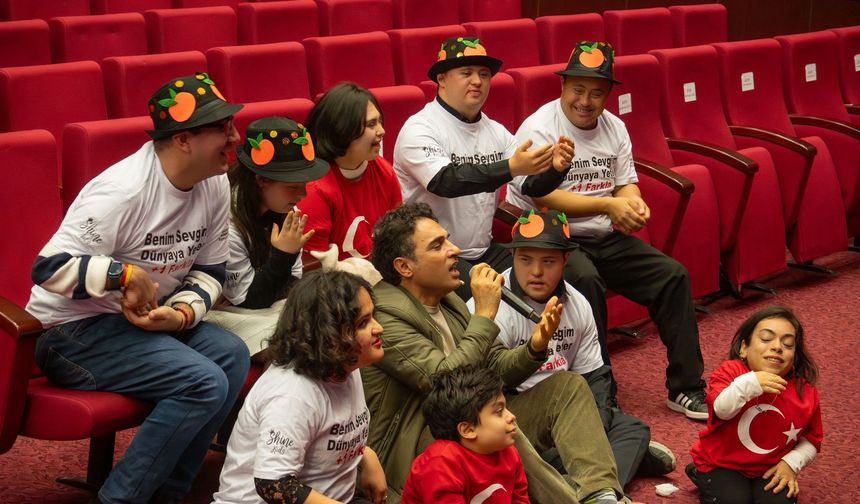 Adana'da özel gereksinimli çocuklar sanatçı Uğur Aslan ile bir araya geldi