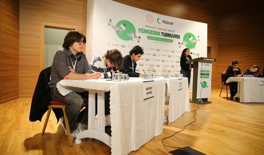 Adana'da Yeşilay Liseler Arası Münazara Turnuvası'nın bölge finali yapıldı