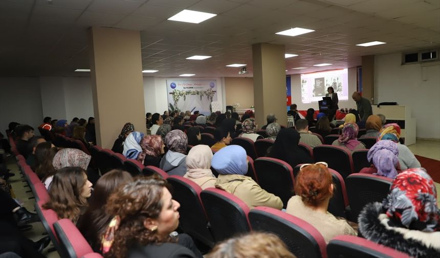 Aksu Belediyesi'nde bağımlılıkla mücadele eğitimi düzenlendi