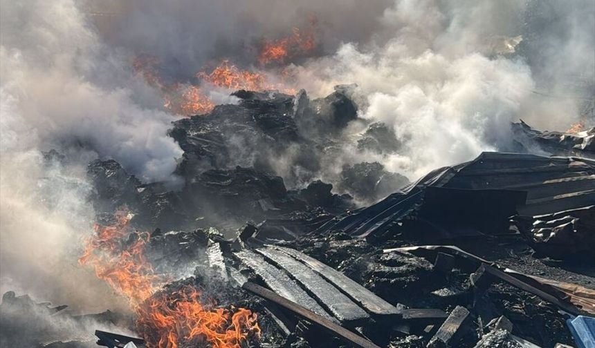 Alanya'da klima ve kuluçka makinelerinin bulunduğu depoda ikinci kez yangın çıktı