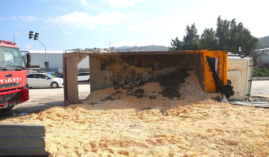 Antakya ilçesinde devrilen hafriyat kamyonunun sürücüsü yaralandı