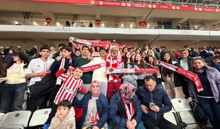 Antalya'da 80 öğrenci Antalyaspor-Samsunspor maçının ardından tribünü temizledi