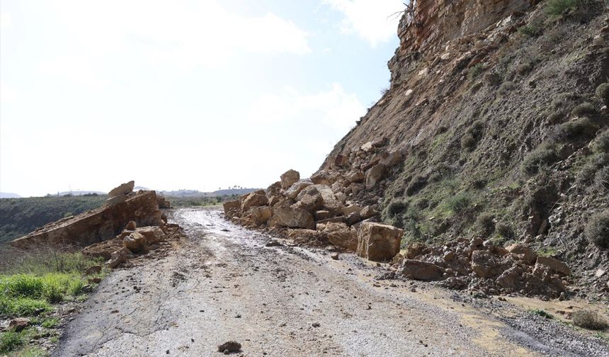 Antalya'da heyelan nedeniyle kapanan yollar çalışmaların ardından ulaşıma açıldı