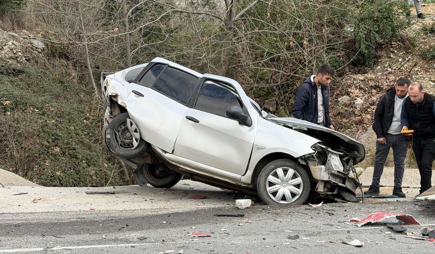 Antalya'da iki otomobil ile tırın çarpıştığı kazada 1 kişi öldü, 3 kişi yaralandı