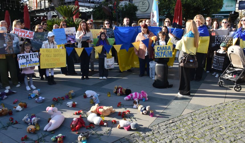 Antalya'da Rusya-Ukrayna Savaşı'nın 4. yılı dolayısıyla basın açıklaması yapıldı