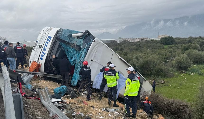 Antalya'da yolcu otobüsü şarampole devrildi