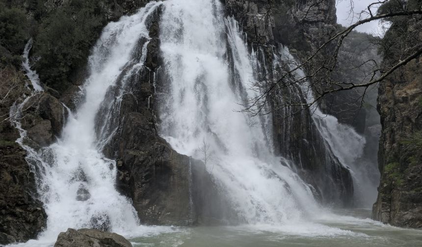 Antalya'daki Uçansu Şelalesi'nin debisi yağışlardan dolayı arttı