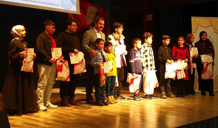 Burdur'da 'Aydınlık Yarınlara Kitap Okuma Yarışması'nın ödül töreni yapıldı