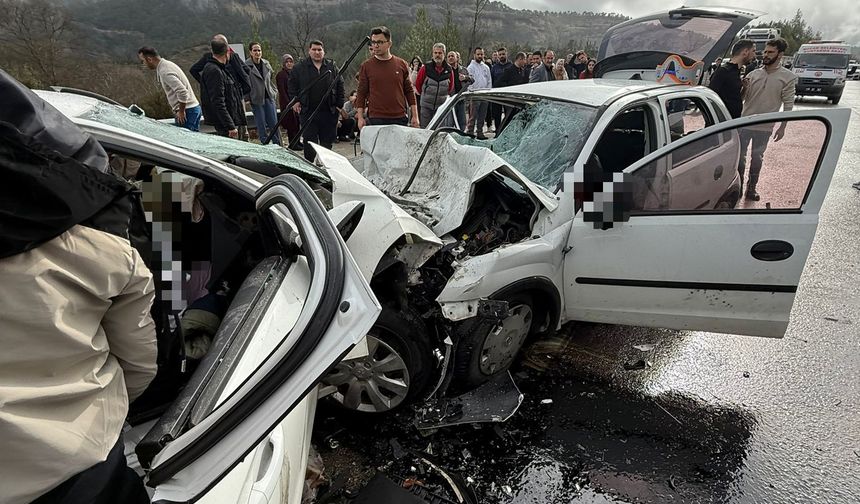 Burdur'da iki otomobilin çarpıştığı kazada 6 kişi öldü, 6 kişi yaralandı