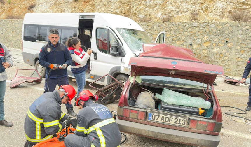 Burdur'da minibüsle otomobilin çarpıştığı kazada 2 kişi öldü, 4 kişi yaralandı