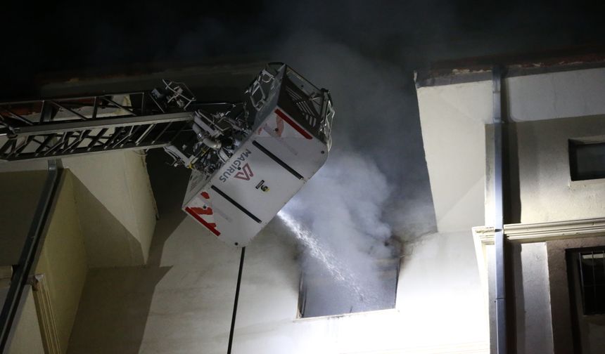 Hatay'da 8 katlı binada çıkan yangında 13 kişi dumandan etkilendi
