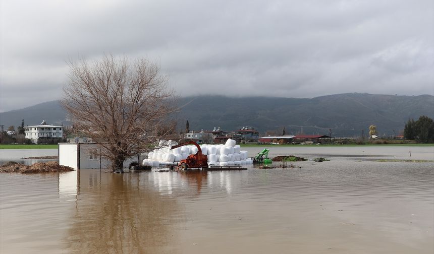 Hatay'da sağanak nedeniyle bazı evleri ve tarım arazilerini su bastı