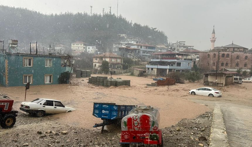 Hatay'da sağanak ve sis hayatı olumsuz etkiledi