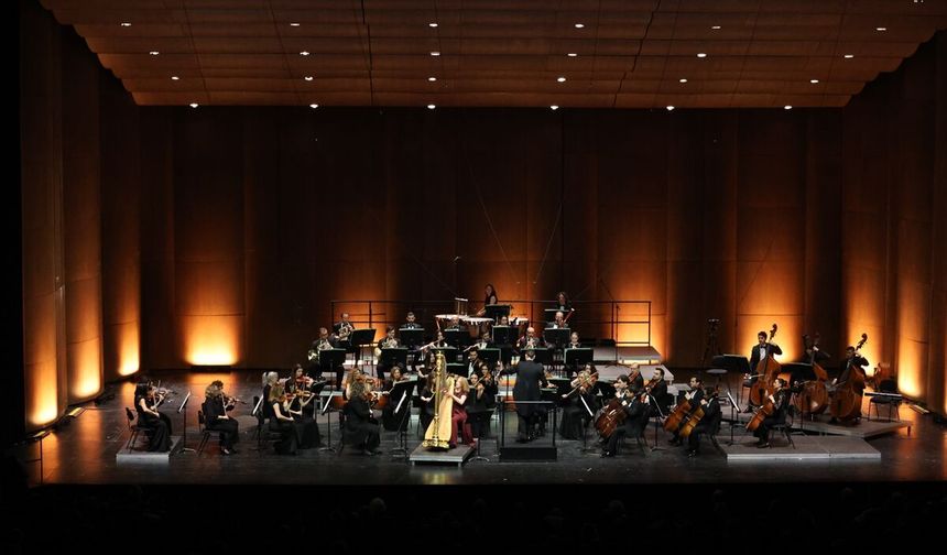 İDSO DenizBank Konserleri'nde arp sanatçısı Anne-Sophie Bertrand sahne aldı