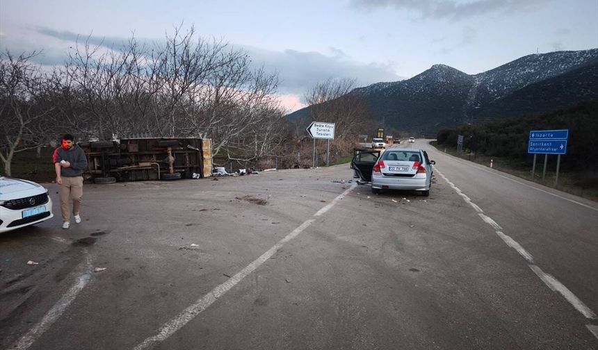 Isparta'da otomobil ile kamyonetin çarpışması sonucu 5 kişi yaralandı