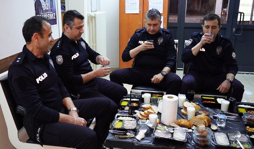 Isparta'da polisler ilk iftarını görev başında yaptı