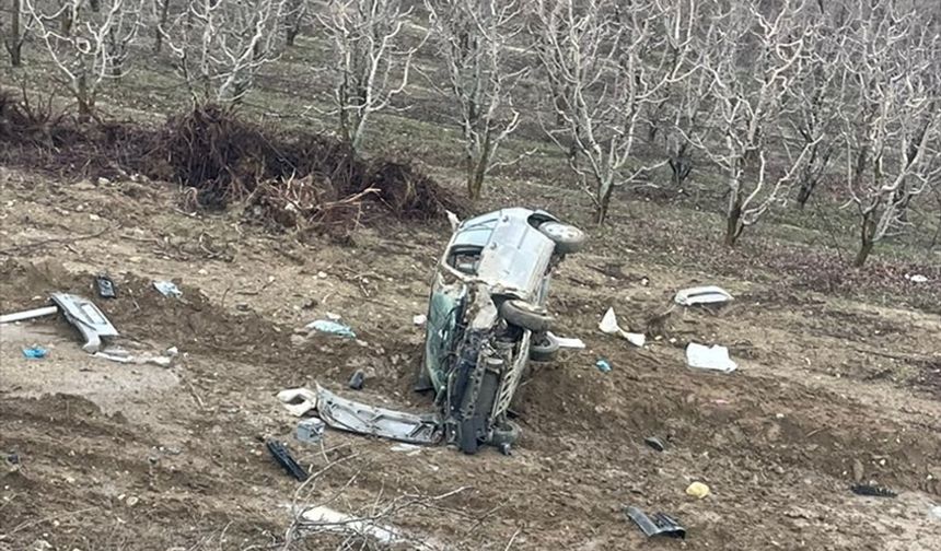 Isparta'da şarampole devrilen otomobilde 1 kişi öldü, 1 kişi yaralandı