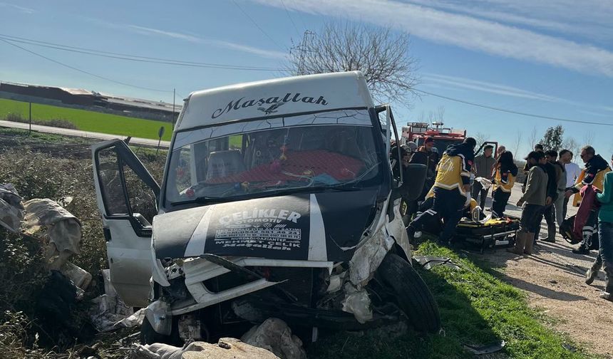 Kadirli’de Minibüs ile Otomobil Çarpıştı 3 Yaralı